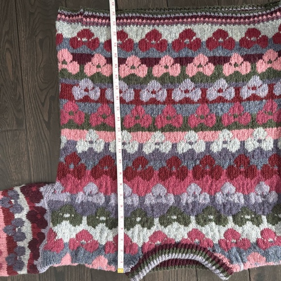 Colorful Heart Pattern Hand Knit Sweater - Picture 4 of 4